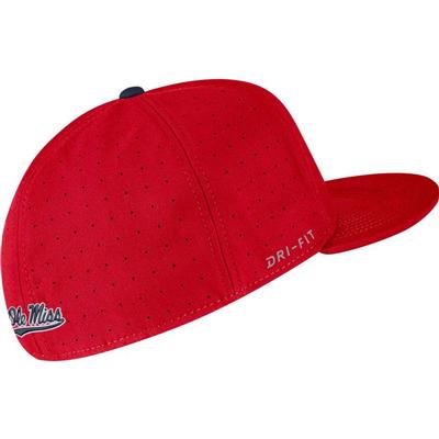 UM AERO TRUE BASEBALL FITTED CAP